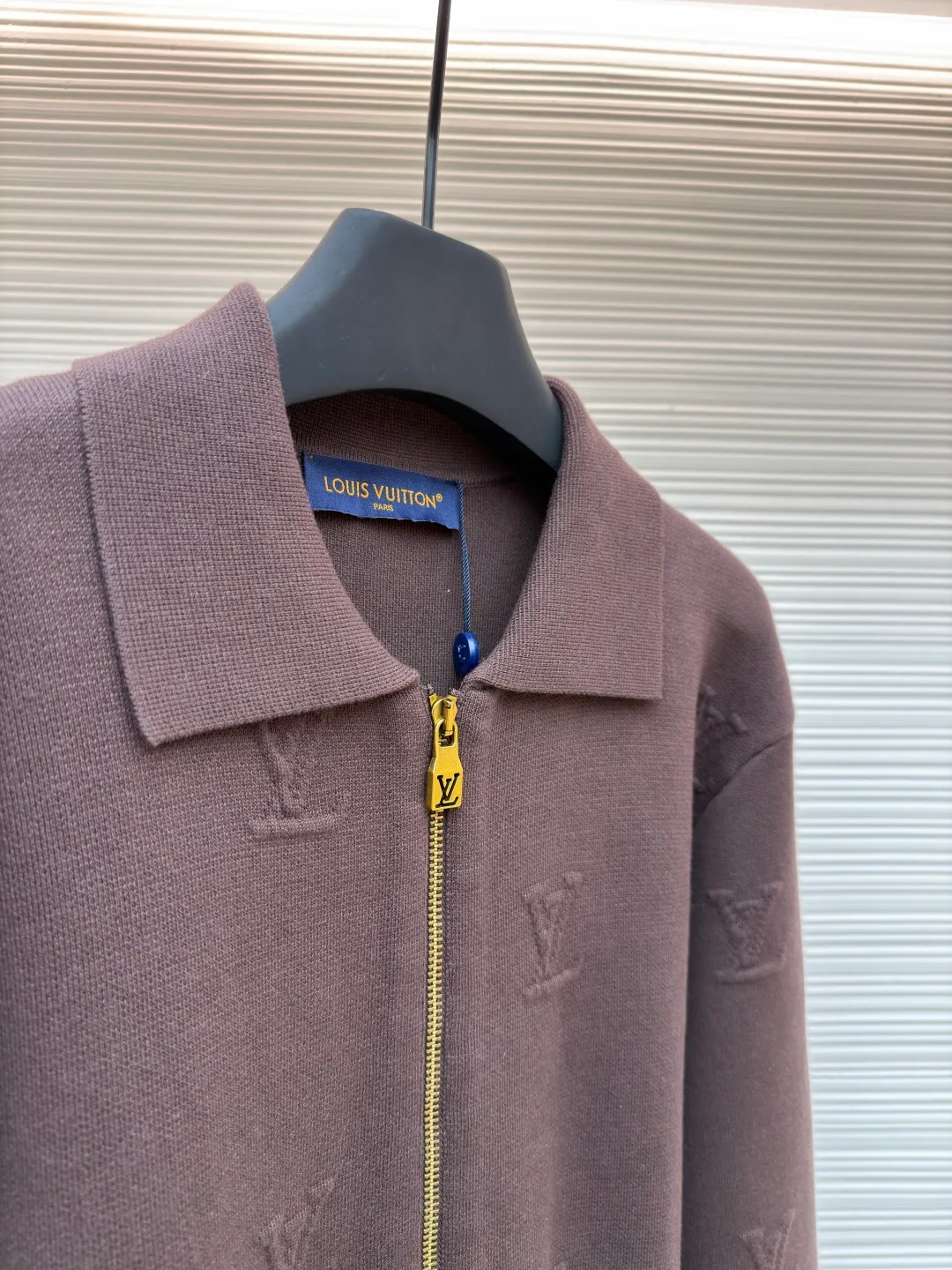 LOUIS VUITTON embossed executive jacket ●Original version: purchased and developed by 16756 ●Item number: 1681942-C00 ●Fabric: 100% cotton ●Technology: embossed production ●Color: brown ●Version: fitted version ●Weight: about 790 grams ●Size: S-M-L-XL ●Description: This Louis Vuitton knitted jacket is made of high-density cotton fabric. The classic LV logo is evenly woven into the body through three-dimensional jacquard technology. The texture is full and the touch is delicate. The neckline is designed with a lapel and is paired with a metal zipper placket (the zipper head is engraved with the brand logo), and the details highlight the texture. The cuffs and hem are ribbed, taking into account elasticity and fit, improving wearing comfort. The whole piece is cut in one piece, with seamless seams. The shape is crisp and the lines are smooth. It not only retains the softness of knitted items, but also has the silhouette of a jacket. It is a combination of craftsmanship and brand identity. The overall wiring is straight and delicate, the fabric is comfortable and soft, and the color is consistent without color difference. It can be matched with the same style to create a fashionable look and control various occasions. Customized accessories, complete with three standards, same style for men and women!